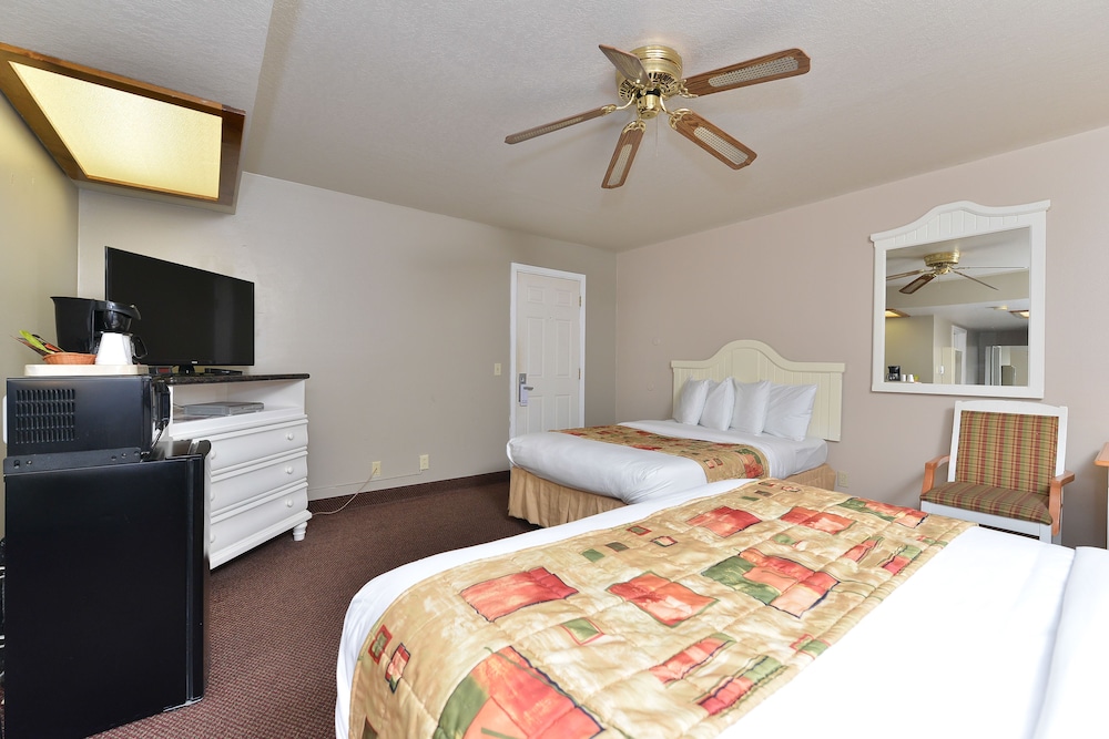 Standard Room, 2 Queen Beds - Photo 2