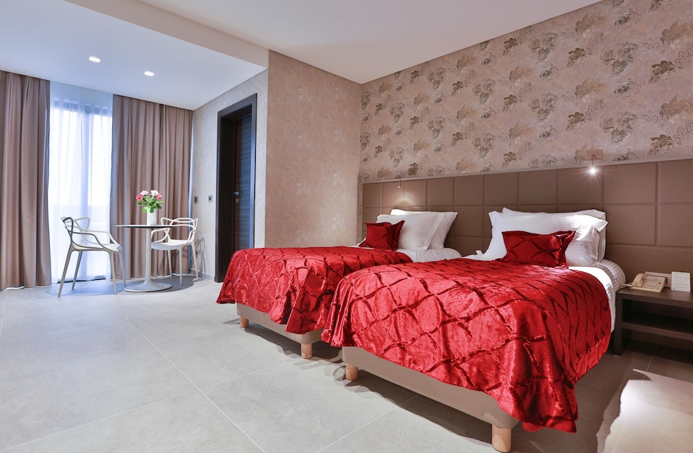 Deluxe Room, Pool View photo 2