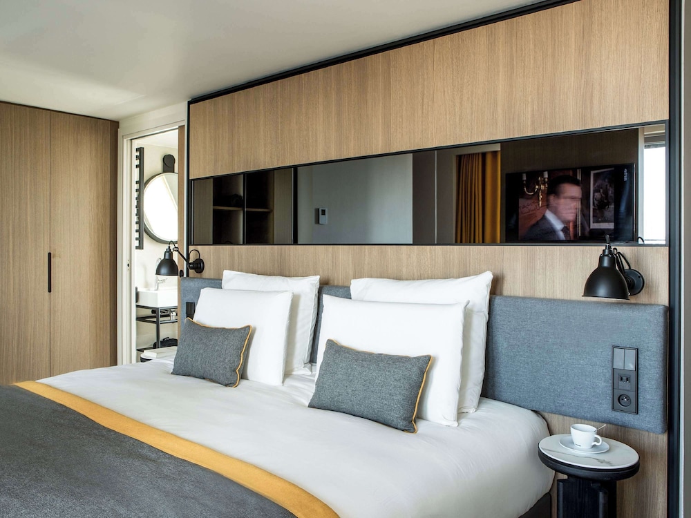 Privilege, Room, 1 Queen Bed, Balcony thumbnail 6