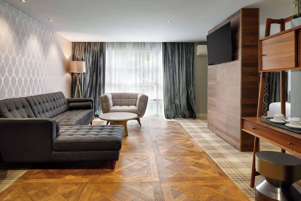 Executive Suite - Photo 7