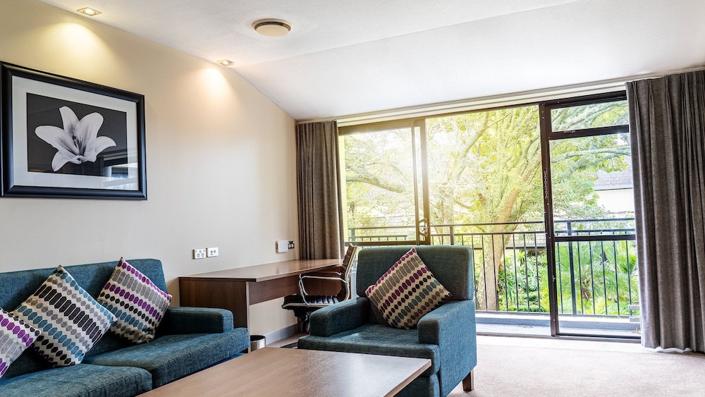Suite, 1 Bedroom - Photo 18