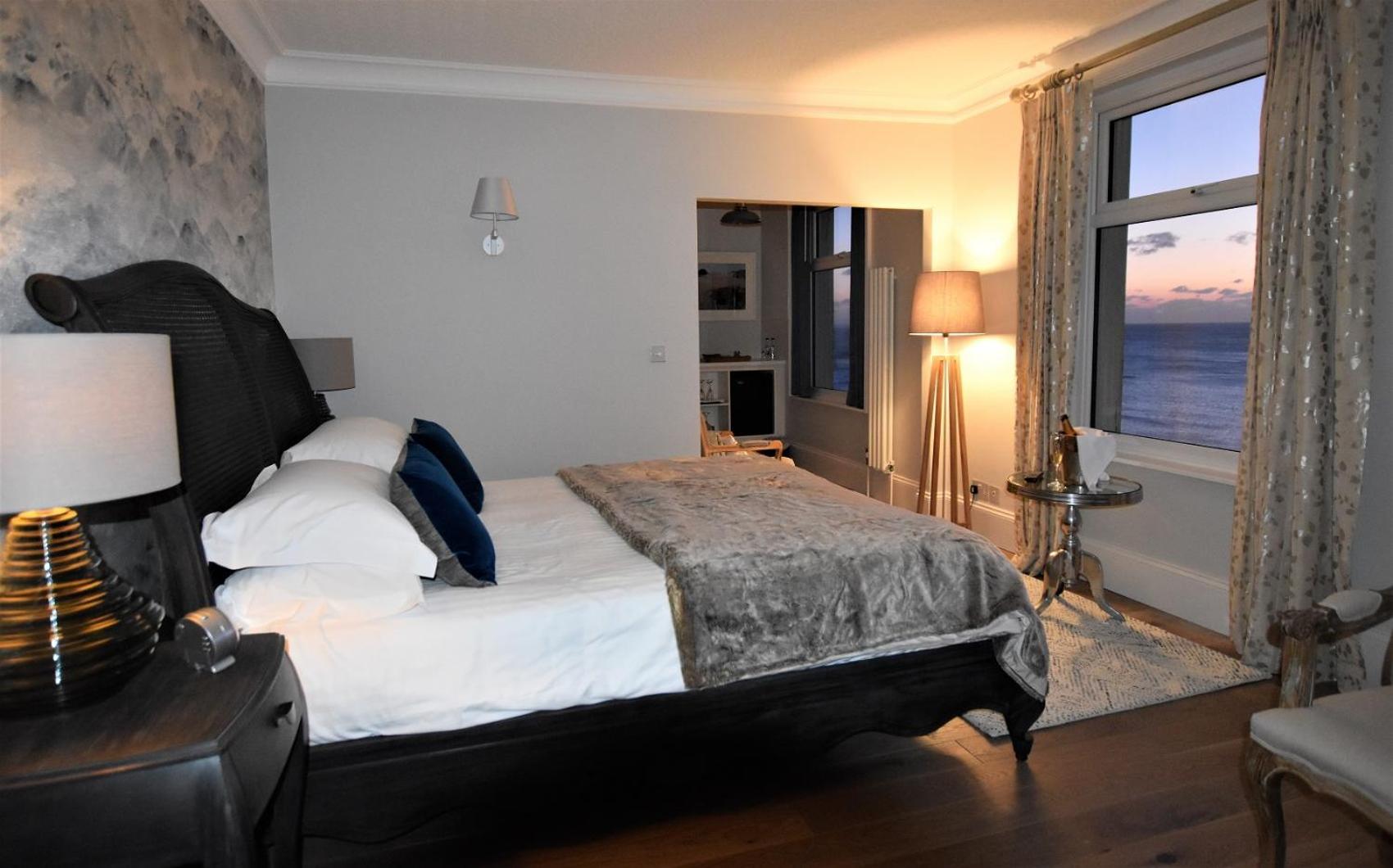 Deluxe Suite with Sea View photo 3
