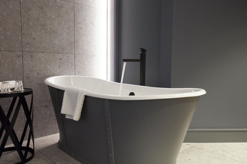 Suite, 1 King Bed (Free Standing Bath) - Photo 4