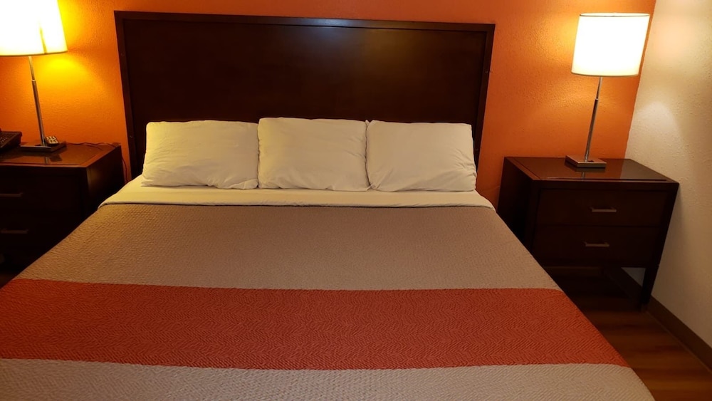 Standard Room, 1 King Bed, Smoking photo 3