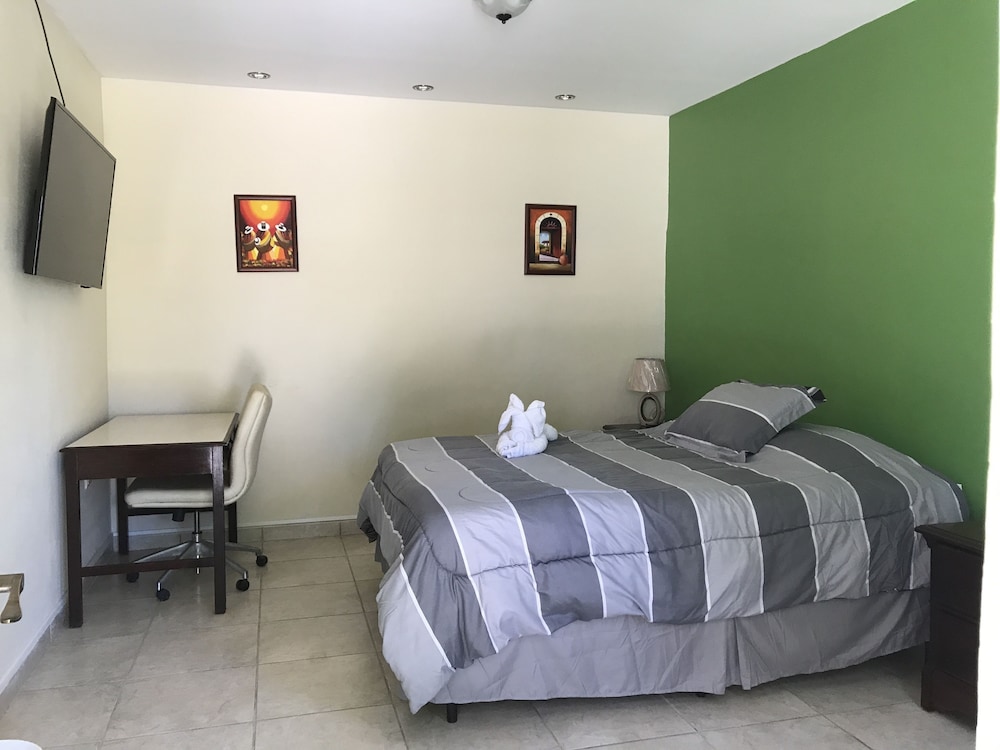 Standard Single Room, 1 Queen Bed, Private Bathroom photo 2