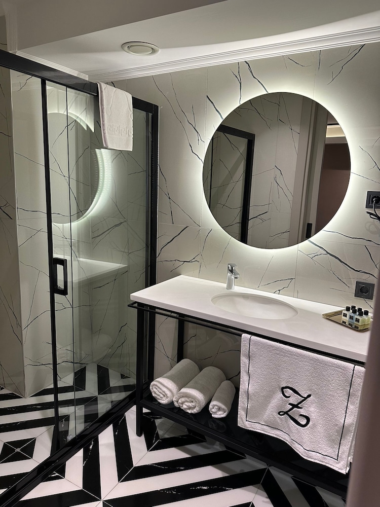 Deluxe Double Room thumbnail 5