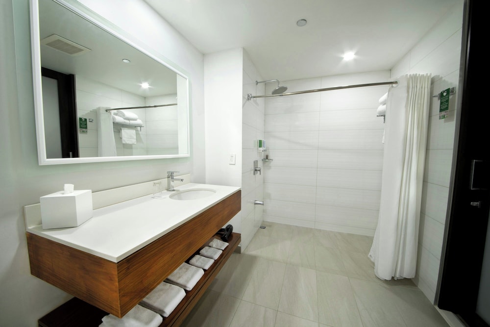 Traditional Room, 1 King Bed photo 3
