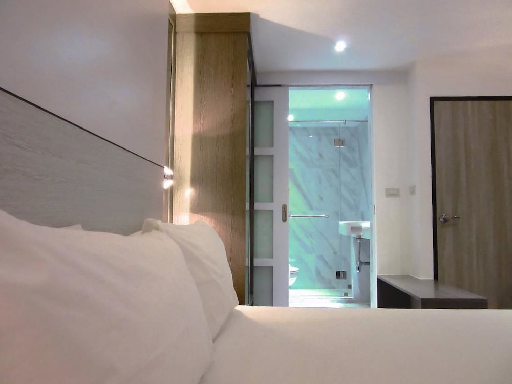 Superior Room, 1 Queen Bed photo 3