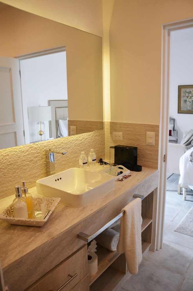 Deluxe Suite, 1 King Bed, Courtyard View photo 3