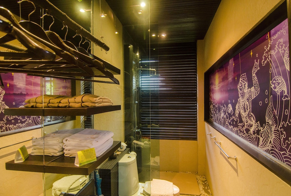 Sunrise Jacuzzi Suite - Photo 6