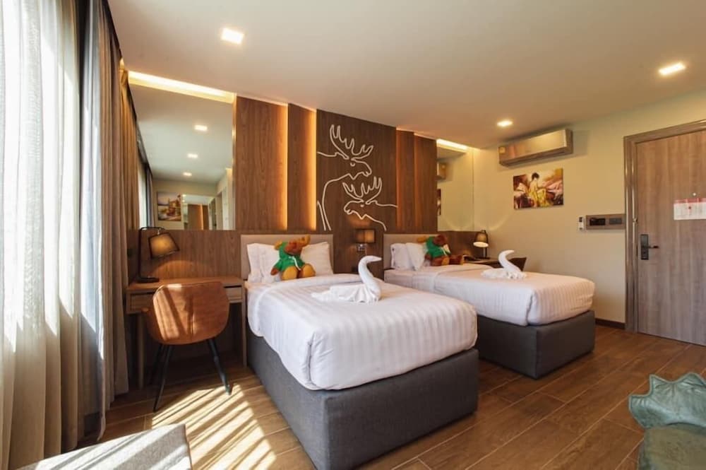 Deluxe Twin with Bathtub - Photo 1