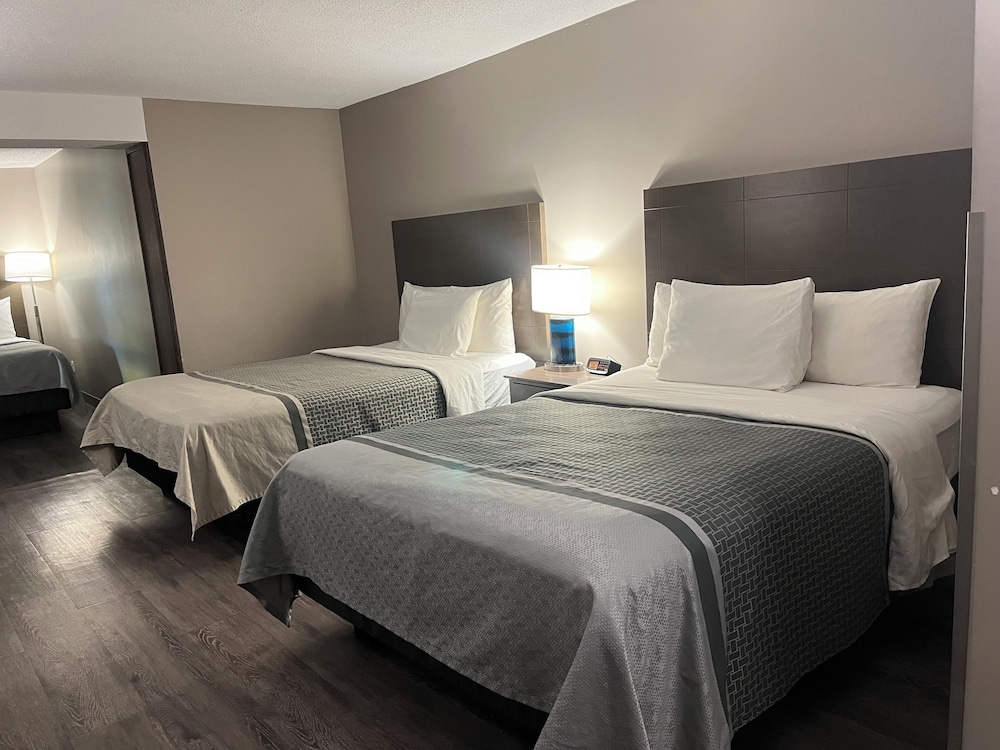 Family Studio Suite, Non Smoking (3 Queen Beds) photo 1