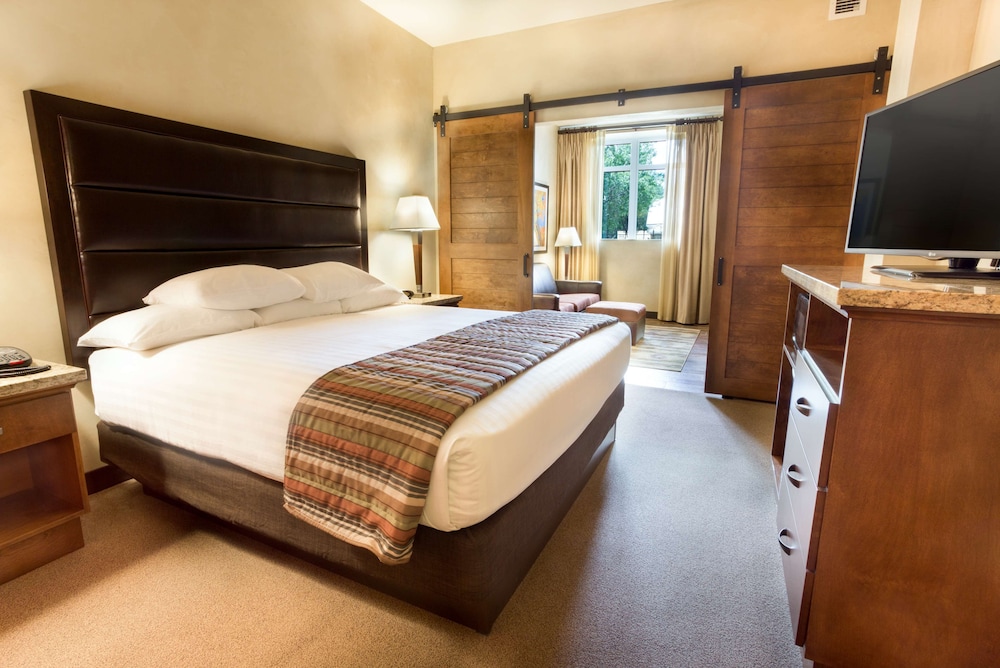 Suite, 1 King Bed With Sofa Bed, Refrigerator & Microwave (Fireplace, Upper Floor)