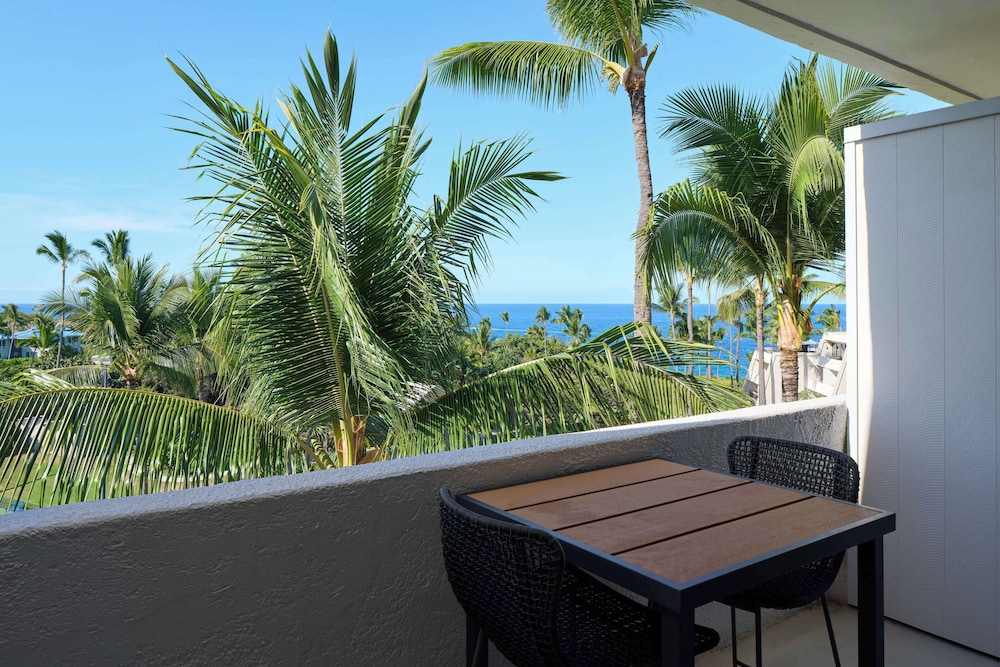 Room, 1 King Bed, Mobility Accessible, Partial Ocean View