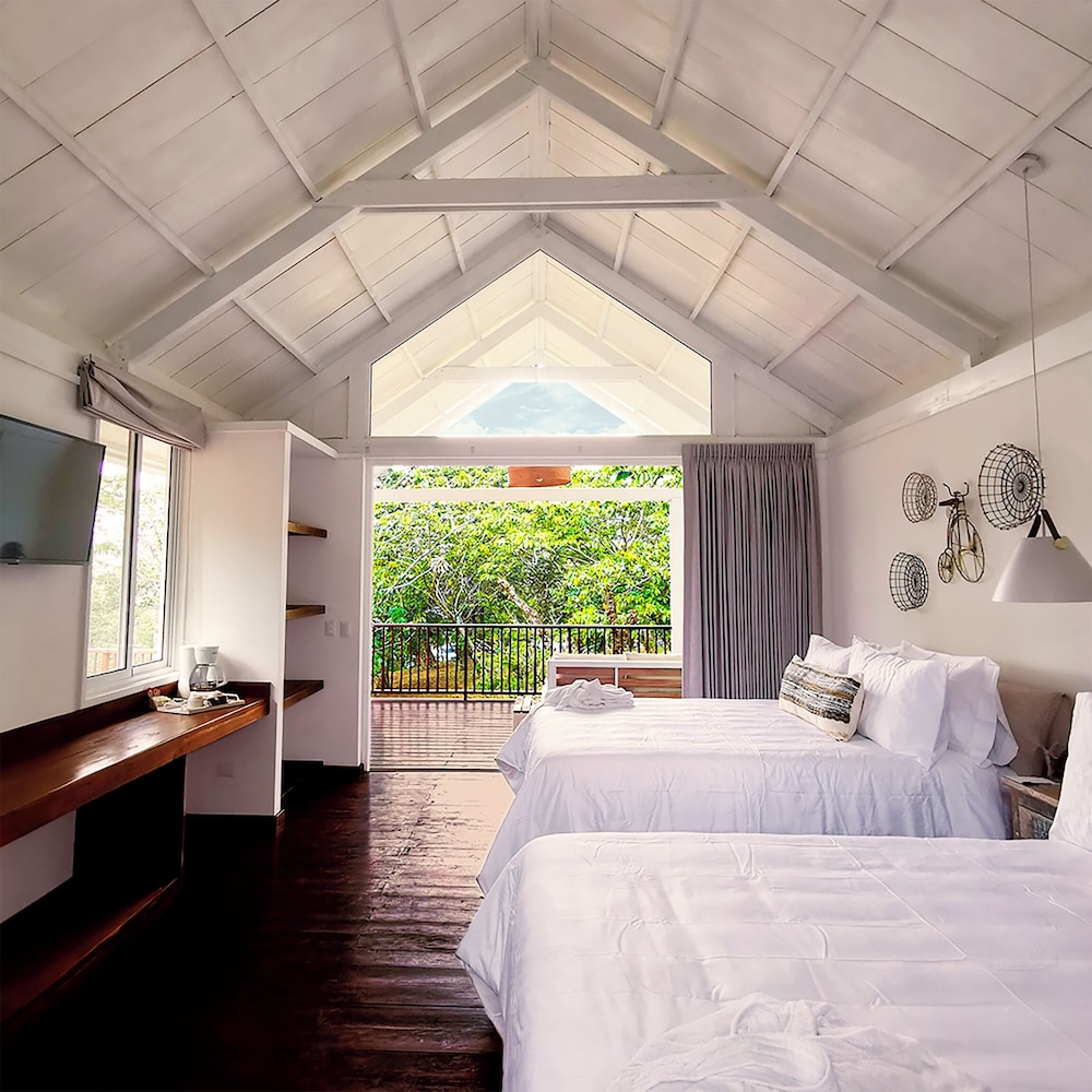 Panoramic Cabin, 2 Queen Beds, Hot Tub, Mountain View photo 1