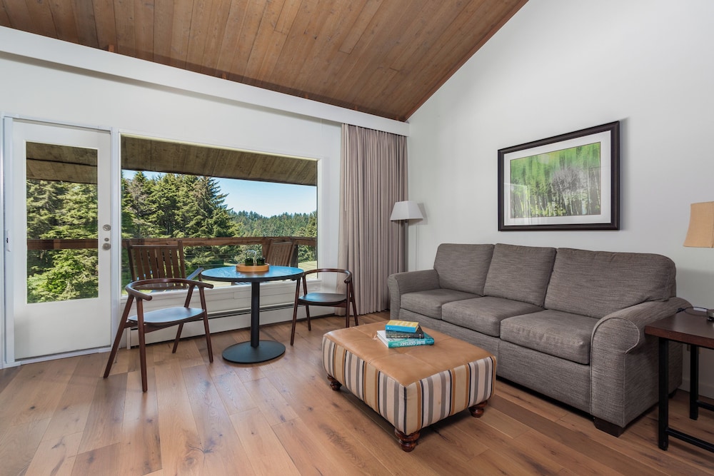 Deluxe Room, 1 King Bed with Sofa bed, Golf View - Photo 4