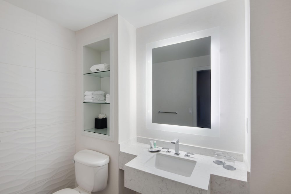 Executive Suite, 1 Bedroom (Mobility/Hearing Access, Roll-In Shwr) photo 3