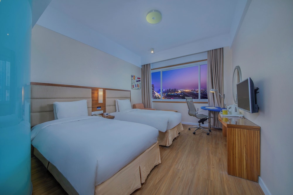 Standard Room, 1 King Bed - Photo 4