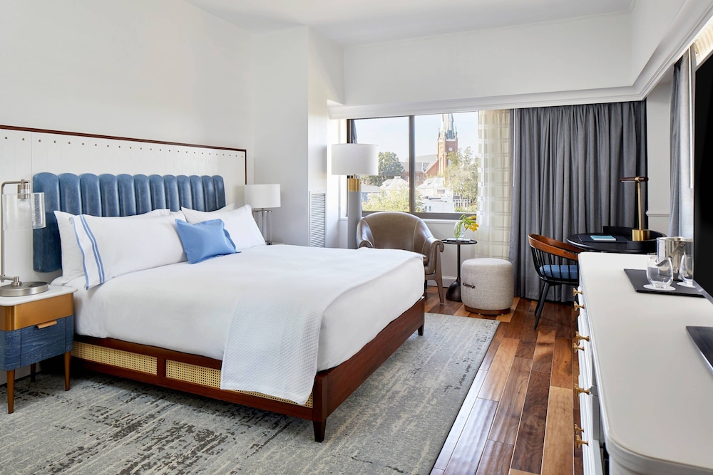 Room, 1 King Bed (Mobility Accessible, Tub) - Photo 1