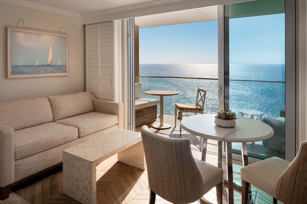 Premium Studio, 1 King Bed, Corner (Oceanfront) - Photo 3