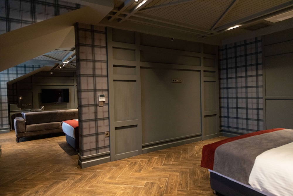 Superior Room, Non Smoking (1 Queen Bed & 1 Twin Bed) - Photo 3