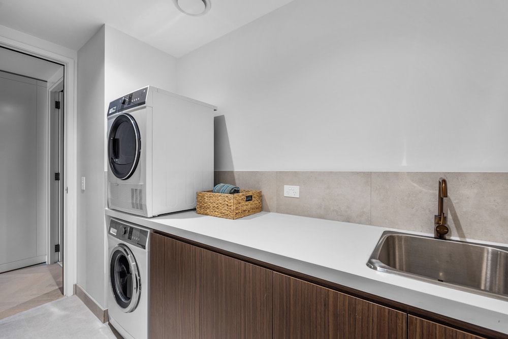 3 Bedroom 3 Bathroom City View Sub Penthouse Apartment