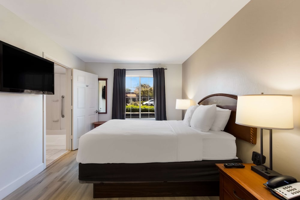 Suite, 2 Queen Beds, Non Smoking, Kitchenette (with Sofabed) photo 3