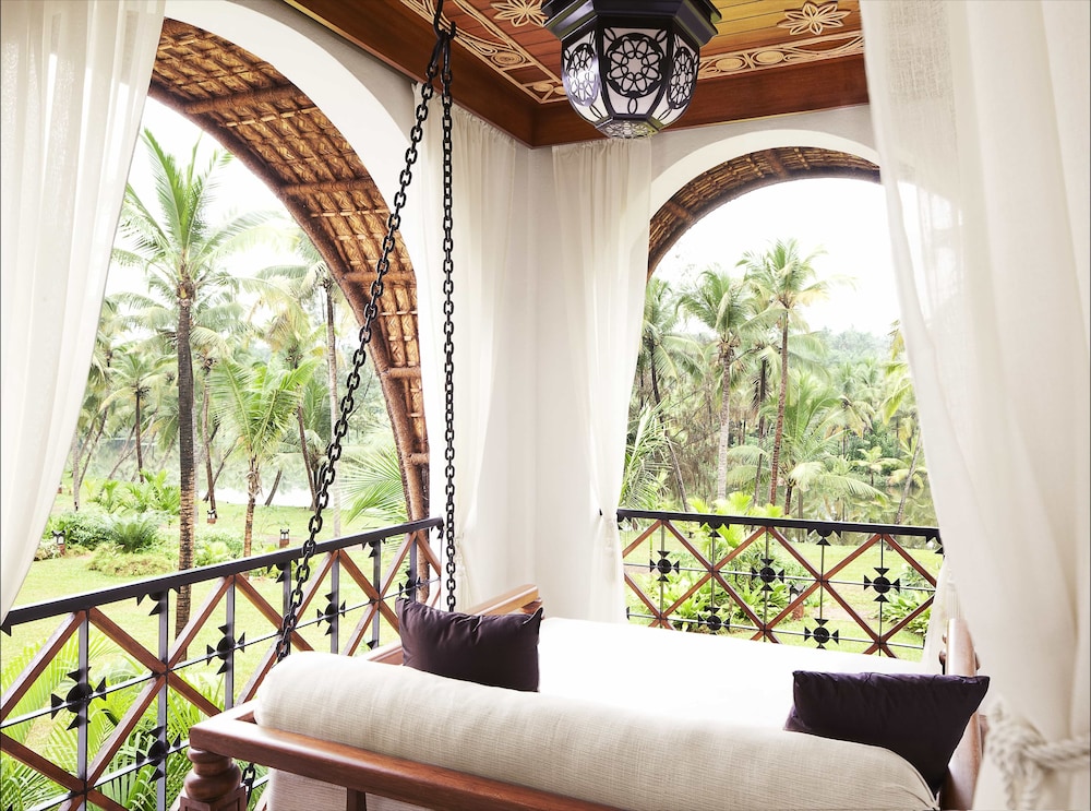 Superior Room, 1 King Bed, Balcony