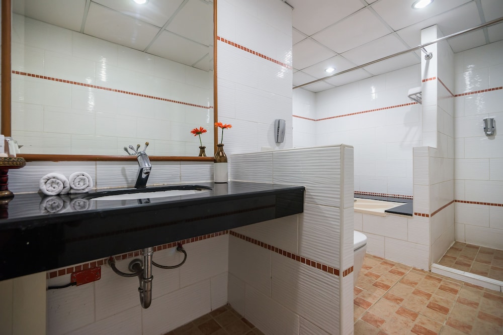 Deluxe Pool Access Room-Pet Friendly - Photo 12