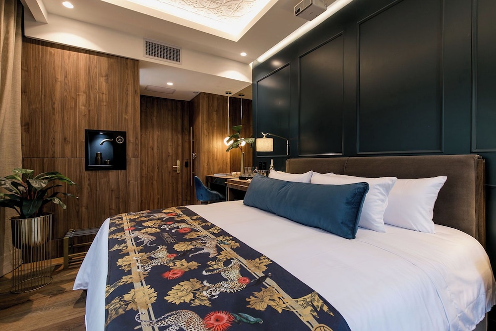 Corner King Suite photo 3