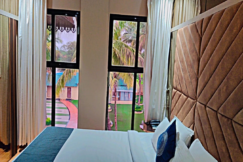 VIP Suite - Photo 1