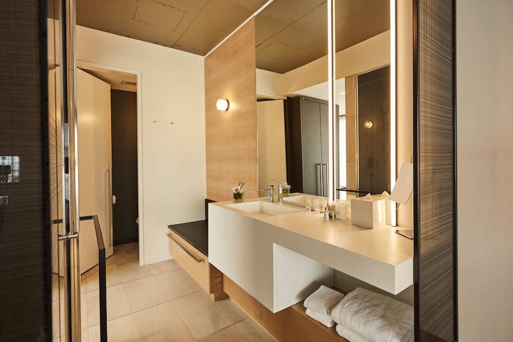 Premium Room, 1 King Bed, City View, Corner