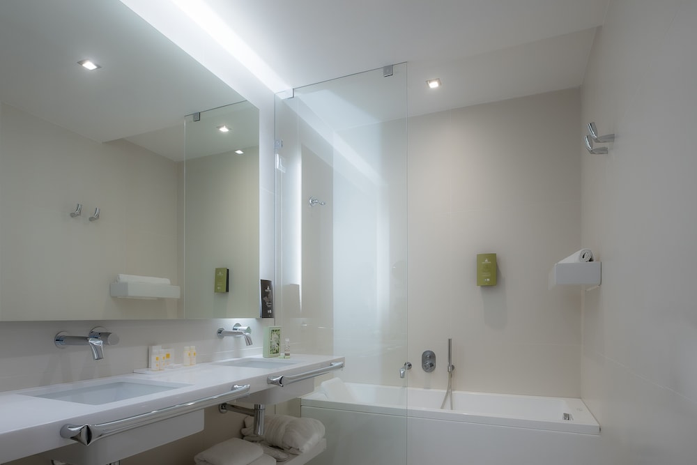 Executive Room thumbnail 5
