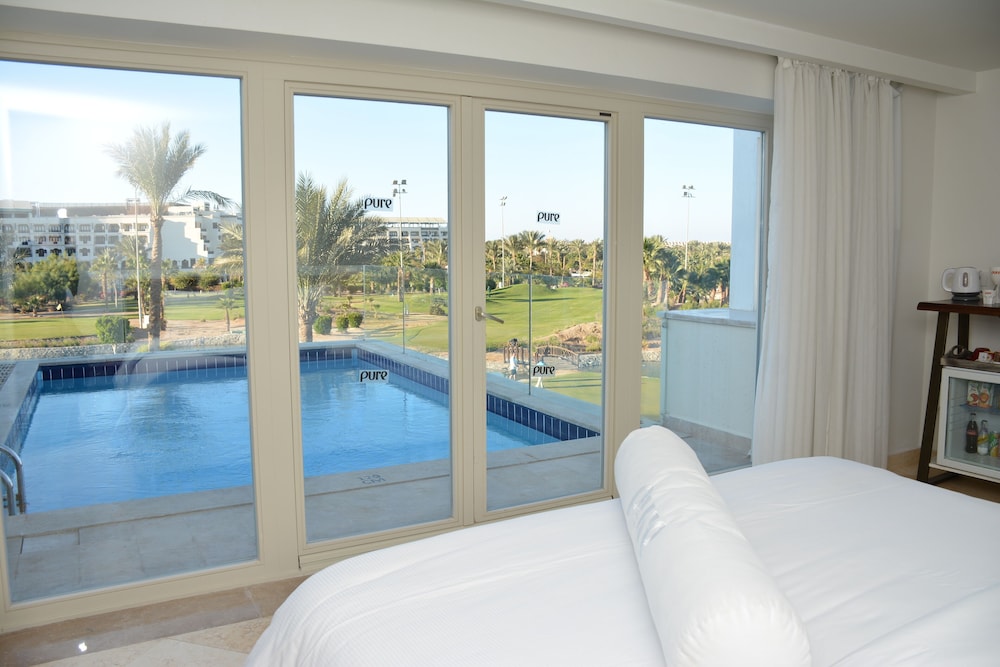 Suite (Golf Pool suite, with private pool) photo 2