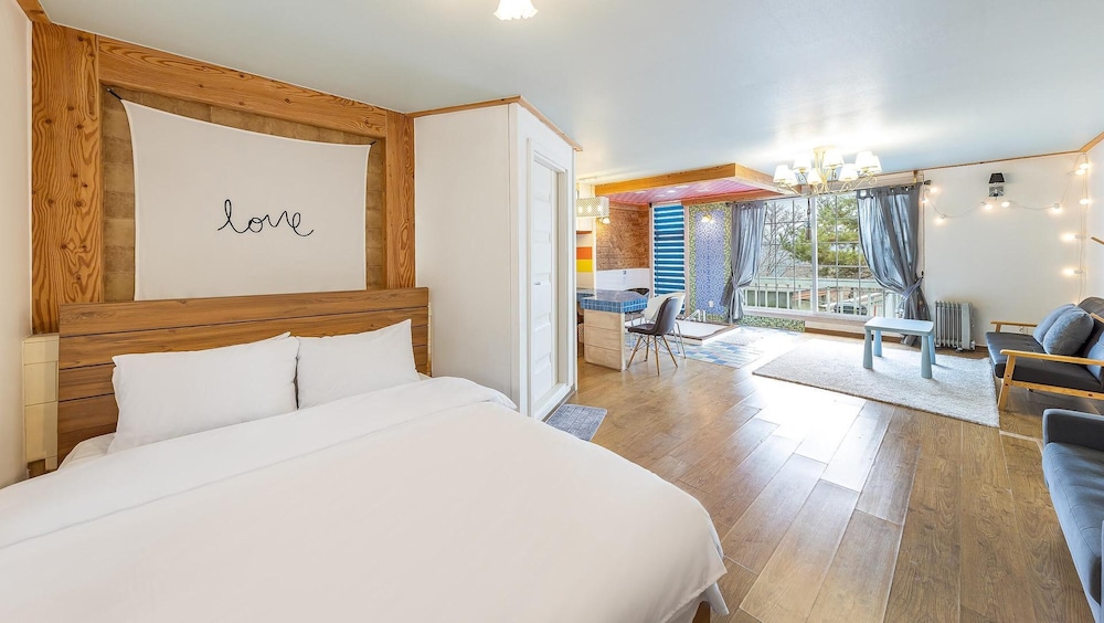 Basic Room, 1 Bedroom (103 (Studio / Pet Friendly)) - Photo 8