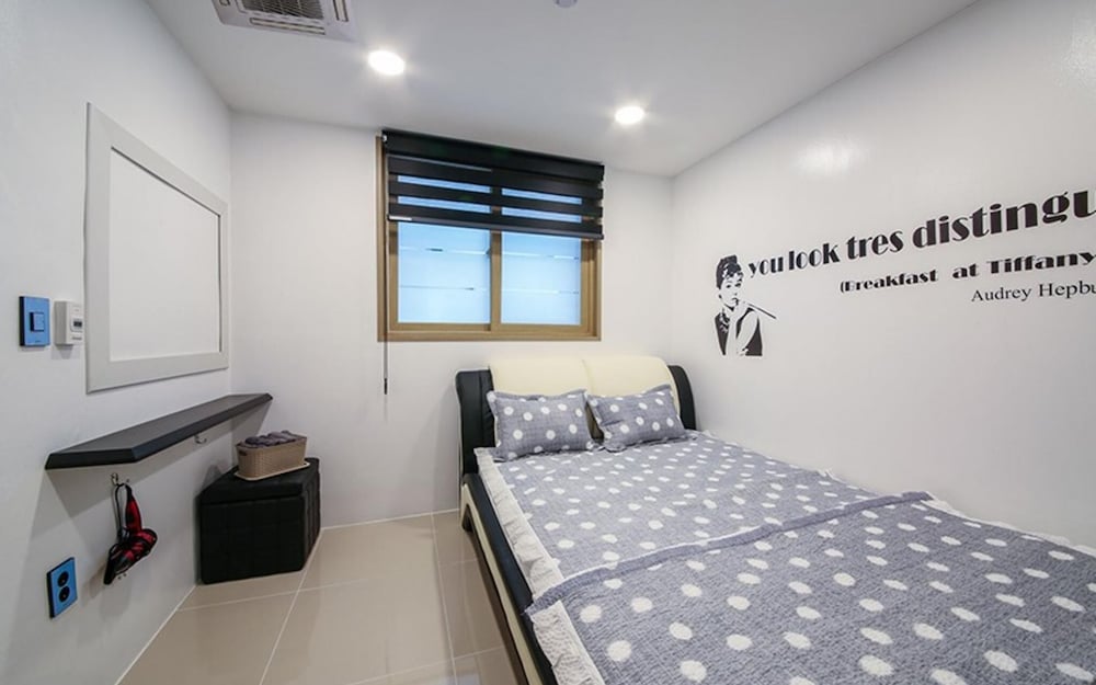 Room (Room 102) - Photo 6