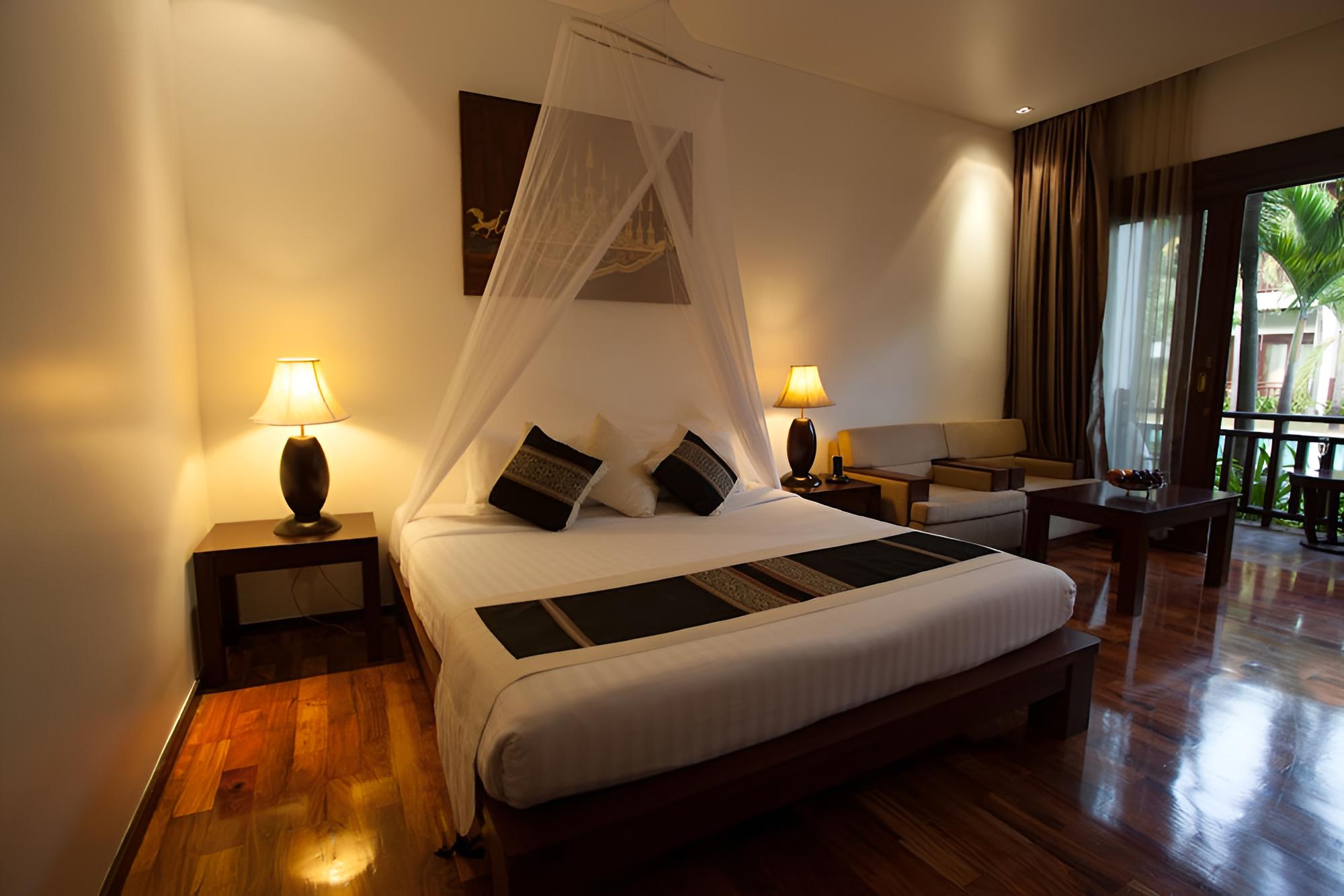 Deluxe Room, 1 King Bed, Balcony - Photo 5