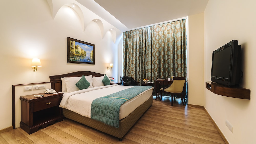 Deluxe Room, 1 King Bed, City View (Deluxe Double) - Photo 6