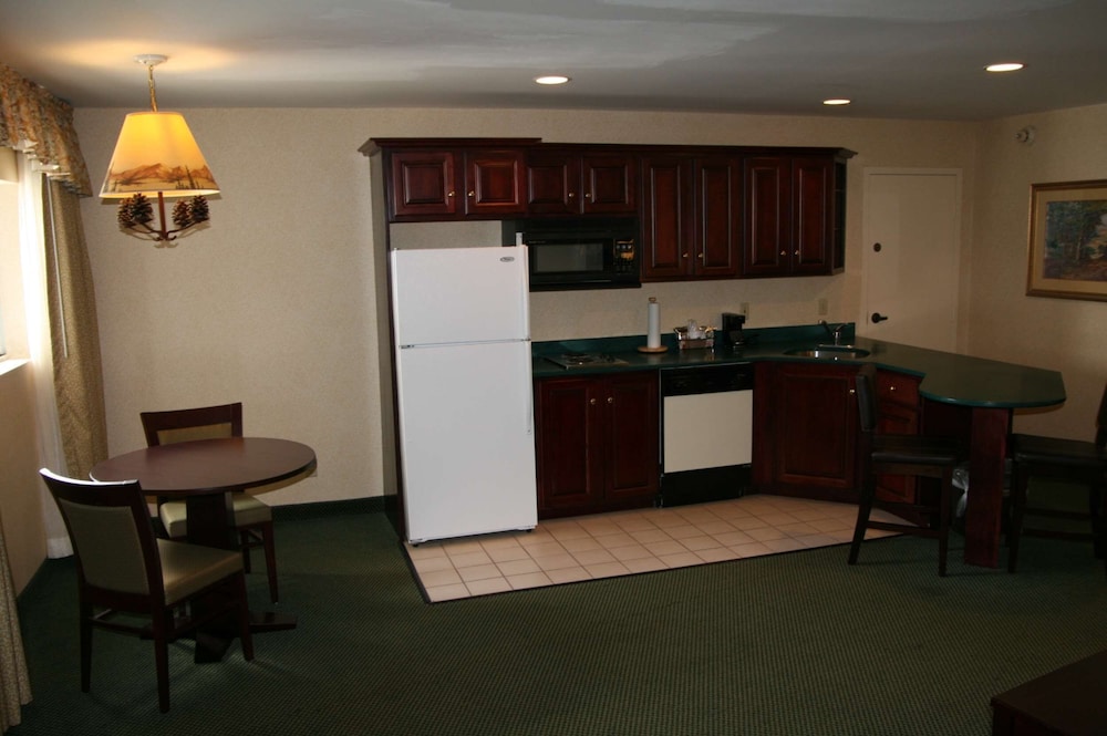 Suite, 1 King Bed, Non Smoking - Photo 4