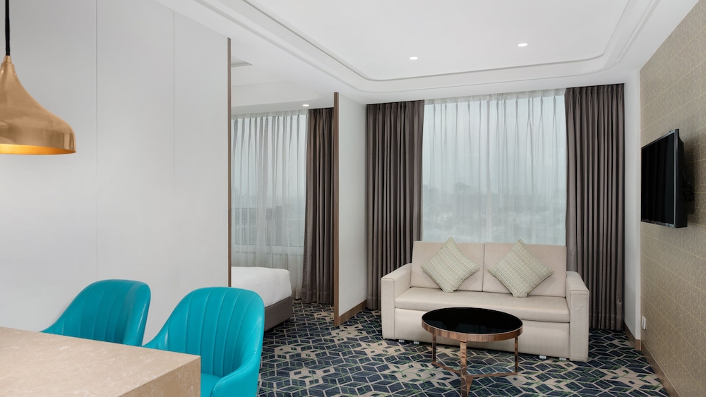 Suite, 1 Bedroom, Balcony (Balcony) - Photo 11