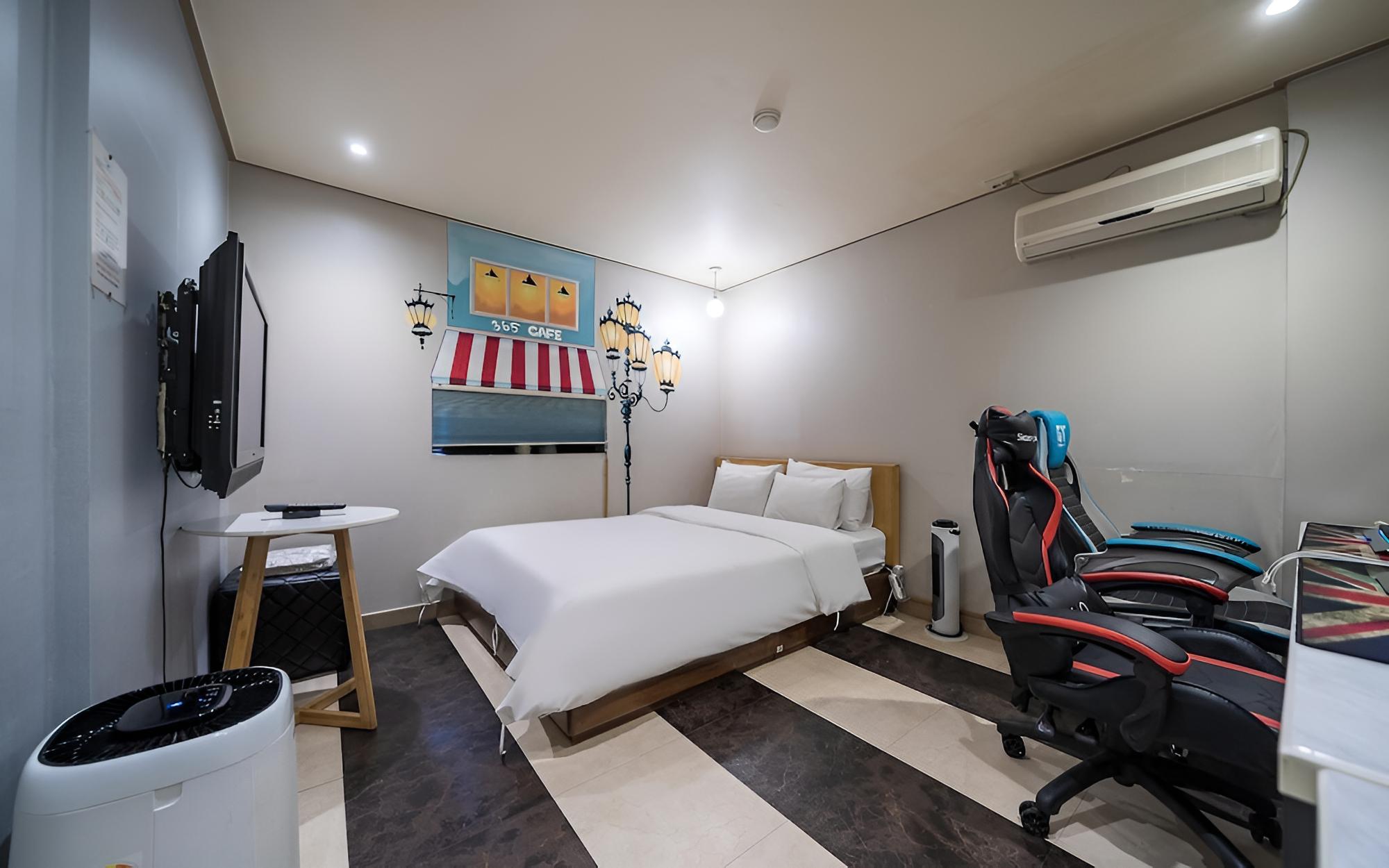 Room (Couple PC room (contact hotel for par)