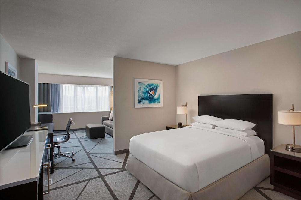 Junior Suite, 1 King Bed, Accessible, Non Smoking (Roll-in Shower) - Photo 7