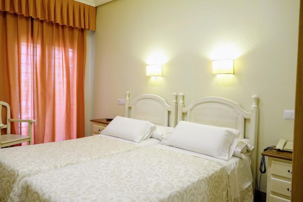 Standard Double Room - Photo 2