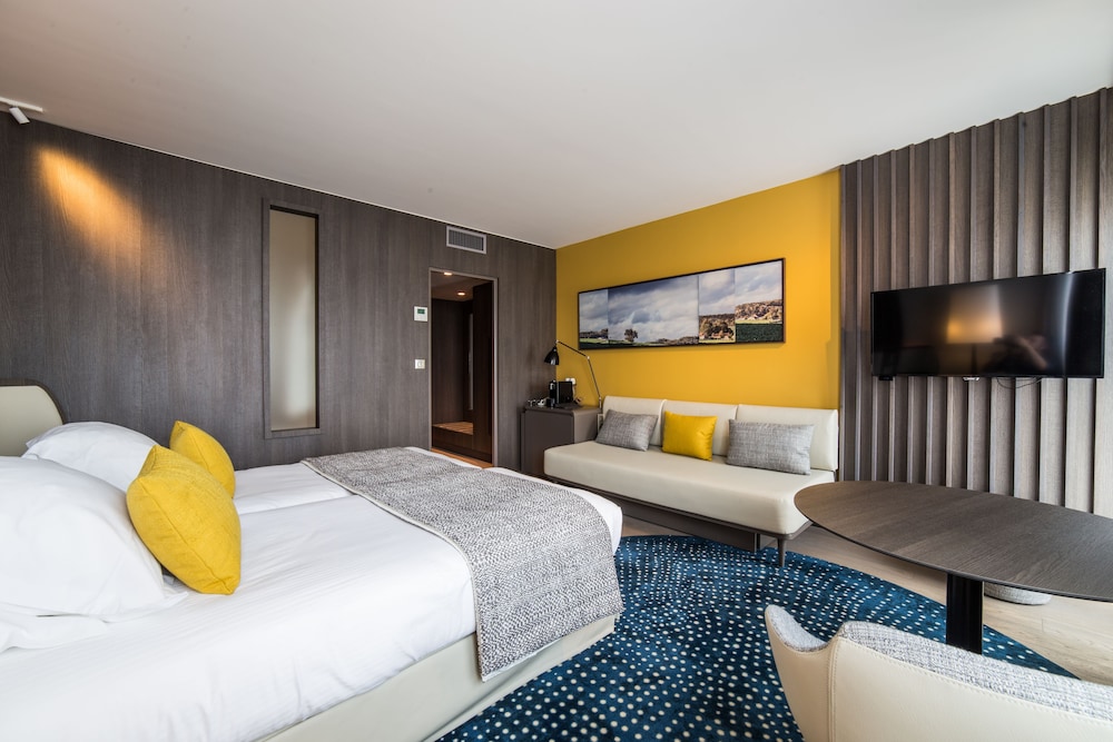 Superior Room, 3 Twin Beds, Non Smoking (Third bed is Single Bed) - Photo 2