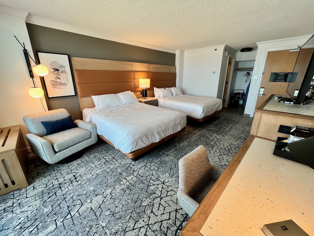 Room, 2 Queen Beds, Balcony, Partial Ocean View - Photo 7