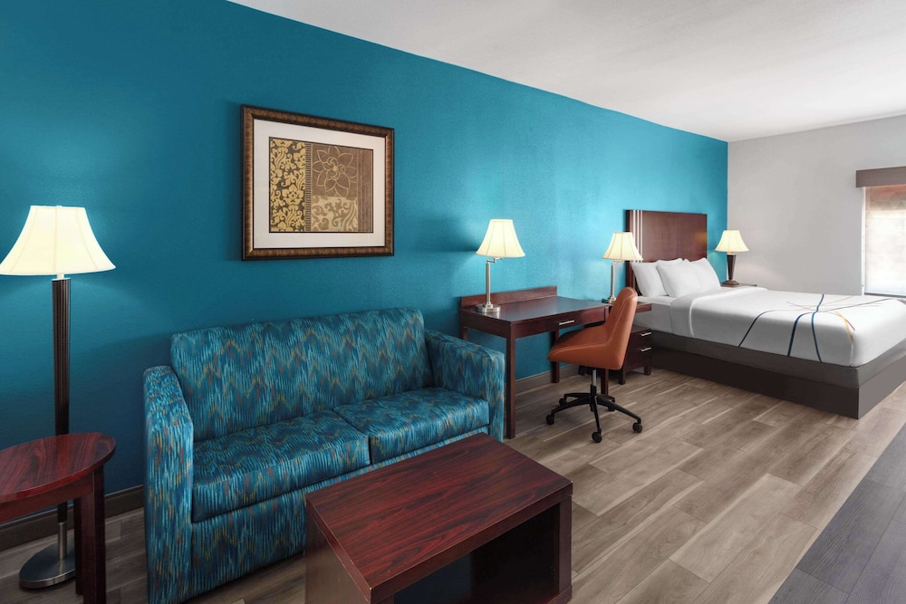 Deluxe Suite, 1 King Bed, Non Smoking - Photo 1