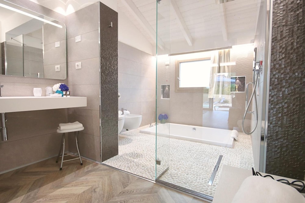 Executive Suite, Hot Tub, Pool View photo 3