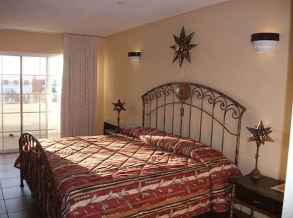1 King Size Bed Room photo 1