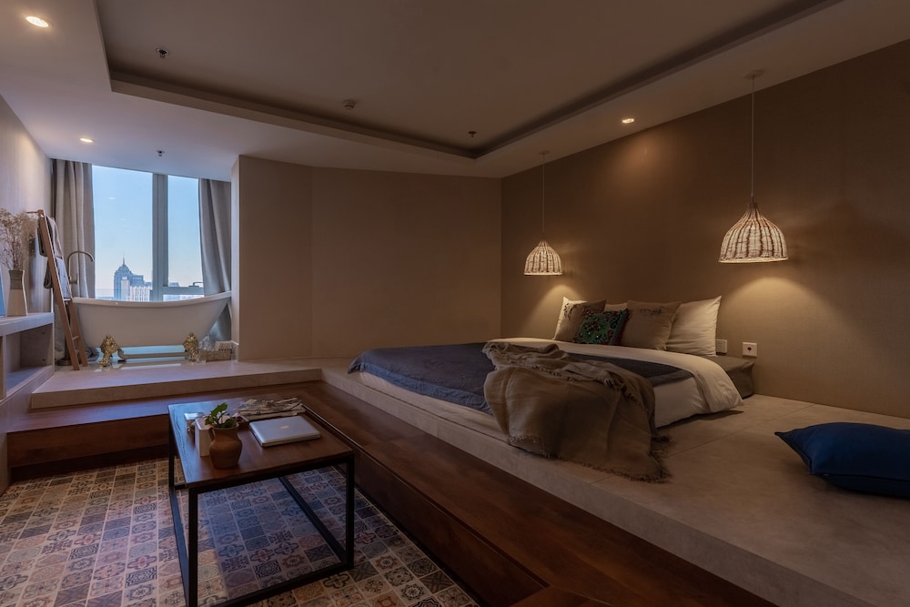 Premier Apartment, 1 King Bed, Bathtub, City View photo 1