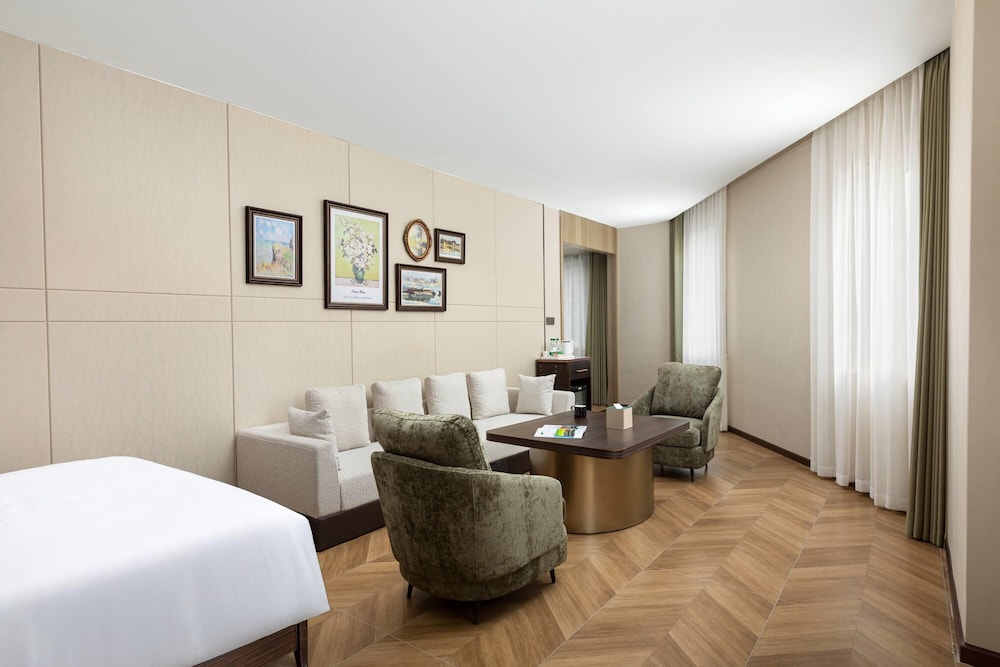 Family Suite, 1 King Bed, Jetted Tub (Luxury) photo 1